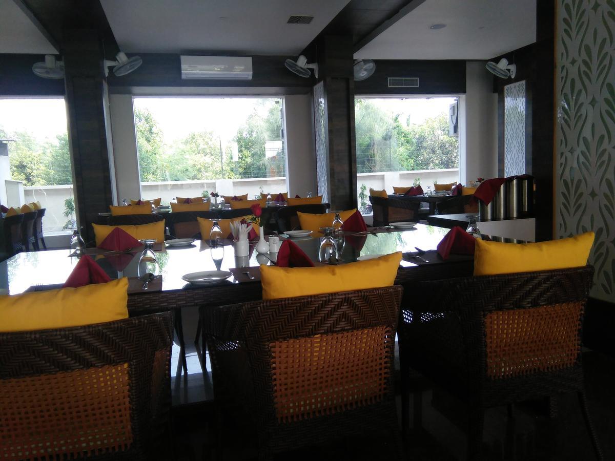 Silver Estate Resort Tikamgarh エクステリア 写真